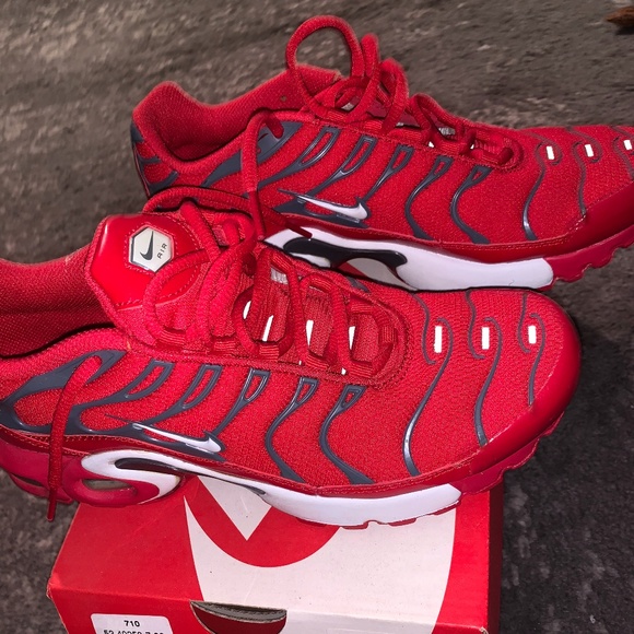 NIKE AIR MAX PLUS | RED | SIZE 6Y - Picture 1 of 4